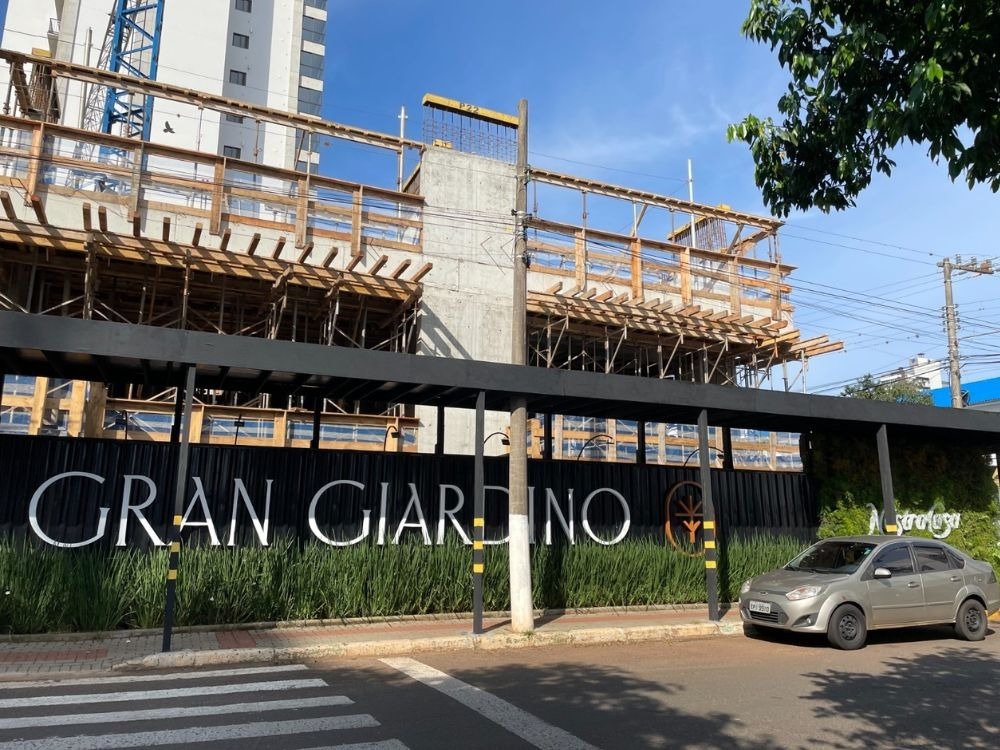 Obra do empreendimento Gran Giardino em andamento, evidenciando valorização imobiliária ao morar em frente ao Colégio Marista Chapecó