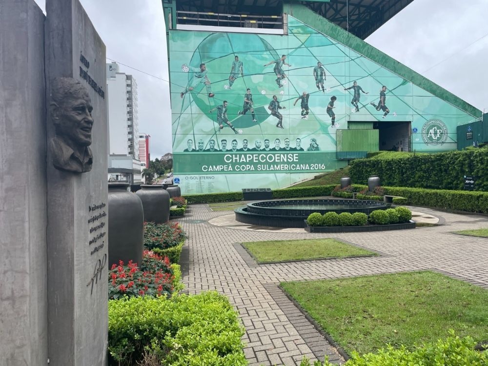 Espaço urbano com monumento e área verde em Chapecó, reforçando qualidade de vida ao morar em frente ao Colégio Marista Chapecó