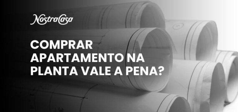 Imagem com rolos de plantas arquitetônicas e o texto 'Comprar apartamento na planta vale a pena?'. Representação do planejamento e investimento imobiliário.