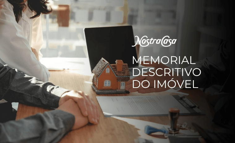 Negociação imobiliária com miniatura de casa sobre contrato, destacando a importância do memorial descritivo do imóvel.