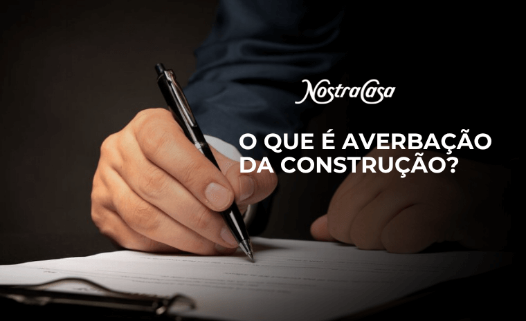 Pessoa assinando documento em mesa de escritório, simbolizando o processo formal e obrigatório da averbação da construção em cartório de imóveis.
