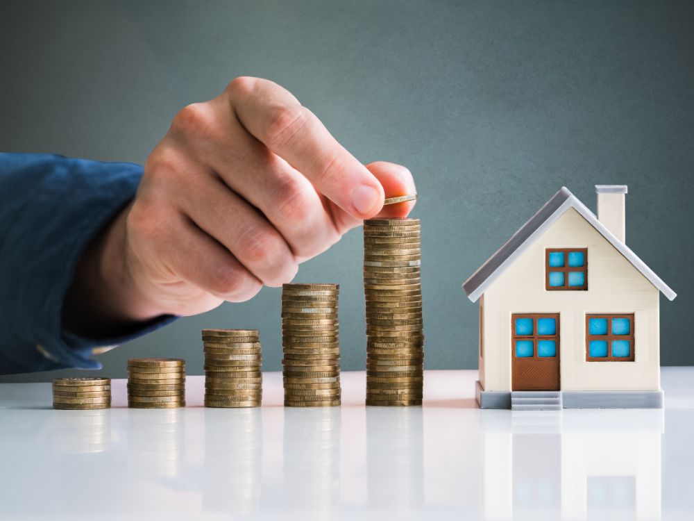 Imagem de crescimento financeiro com moedas e imóvel, simbolizando retorno e segurança ao investir em sala comercial