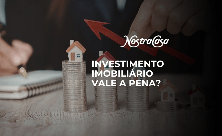 Gráfico de moedas com casas e seta de crescimento ilustrando que investimento imobiliário vale a pena a longo prazo.
