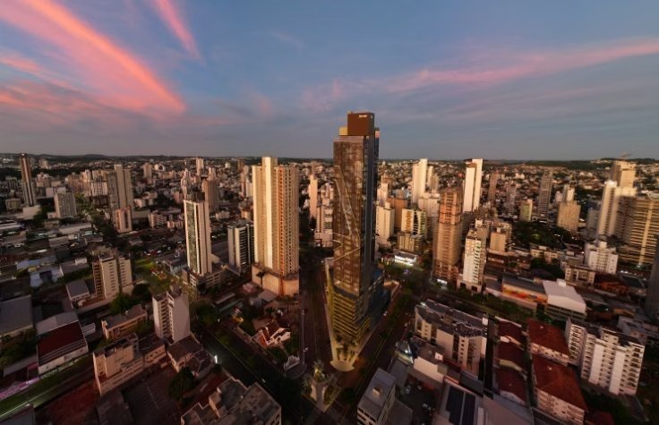 Vista aérea de cidade com prédios altos indicando que investimento imobiliário vale a pena em regiões urbanas.