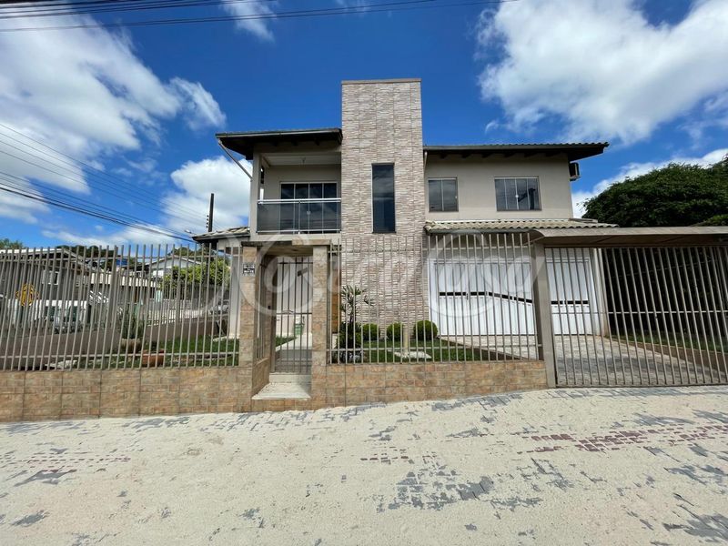 Casa à venda com 3 dormitórios, 1 banheiro, 2 vagas de garagens e 140m² de área privativa no bairro Santo Antônio
