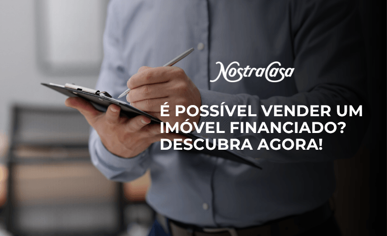 Profissional segurando prancheta com título sobre vender imóvel financiado, ilustrando a capa do conteúdo informativo.
