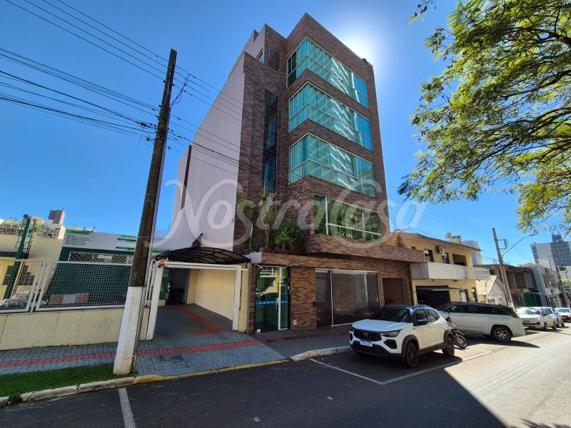 Apartamento para alugar com 3 dormitórios, 3 banheiros, 2 vagas de garagens e 1m² de área privativa no bairro Centro