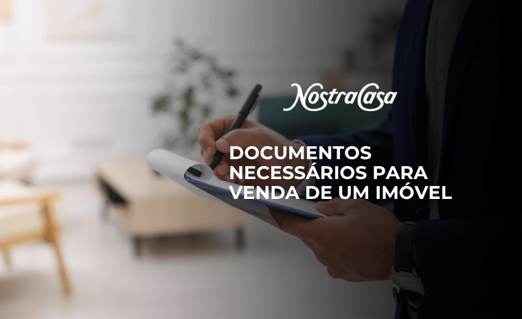 Profissional analisa documentos em uma prancheta, ilustrando os documentos necessários para venda de um imóvel