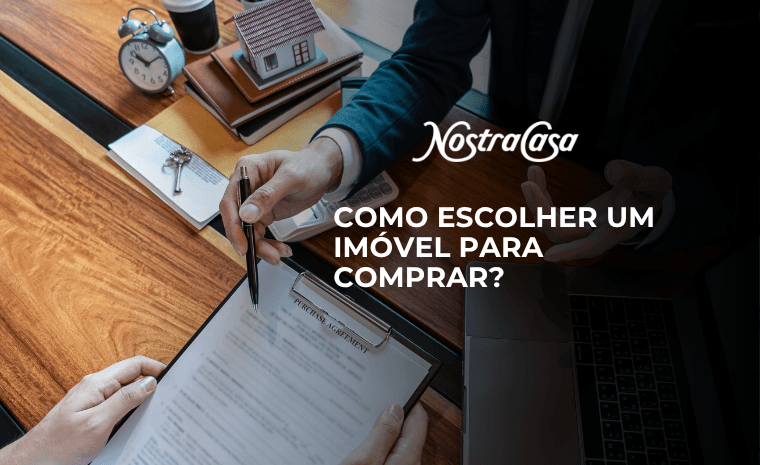 Imagem de capa sobre como escolher um imóvel para comprar, com contrato, chave, calculadora, maquete e notebook.