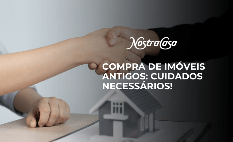 Aperto de mãos sobre maquete de casa com o título Compra de Imóveis Antigos: Cuidados Necessários em destaque.