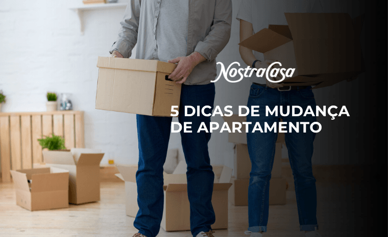 Capa de artigo com casal carregando caixas de papelão e o título 5 dicas de mudança de apartamento em destaque.