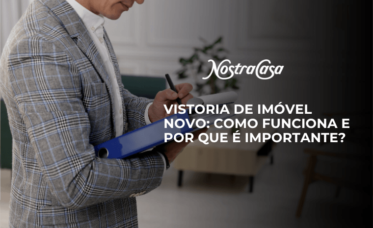 Profissional preenche checklist de vistoria ao lado de uma sala mobiliada, com título sobre a importância da inspeção de imóvel novo.