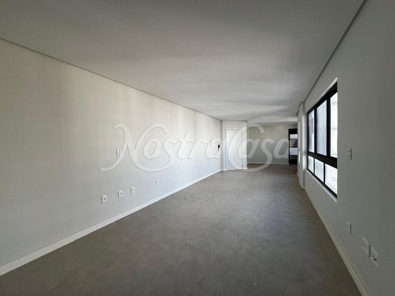 Apartamento à venda com 3 dormitórios, 3 banheiros, 2 vagas de garagens e 140m² de área privativa no bairro Centro